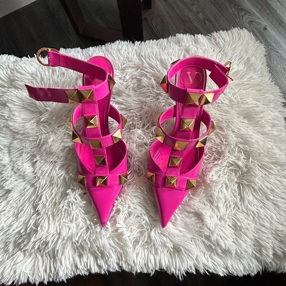 🌸Valentino Roman stud leather pumps 🌸 - Picture 4 of 7
